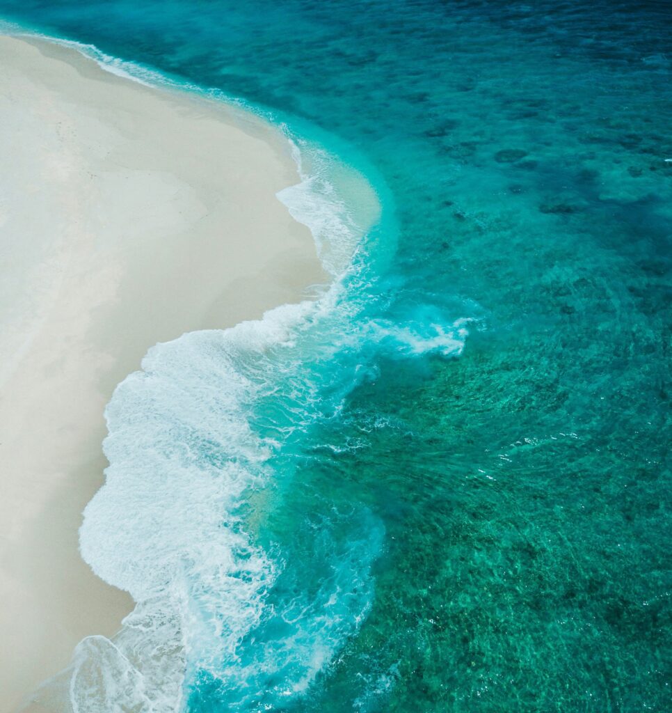 Aerial view of white sand and turquoise water, coastal imagery for Arka Enclave, Dubai Islands